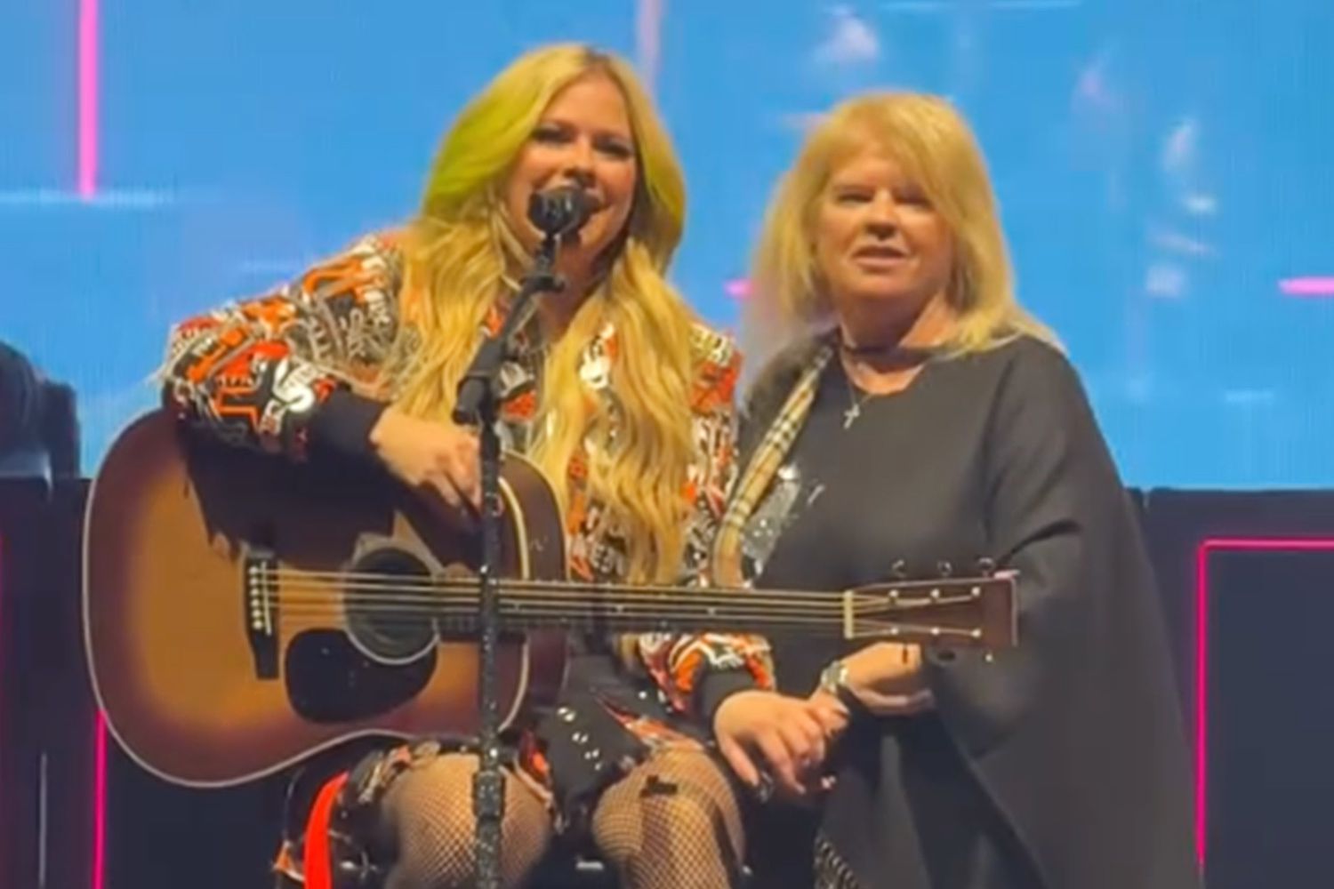 Avril Lavigne: Mom's Stage Surprise & Thanks