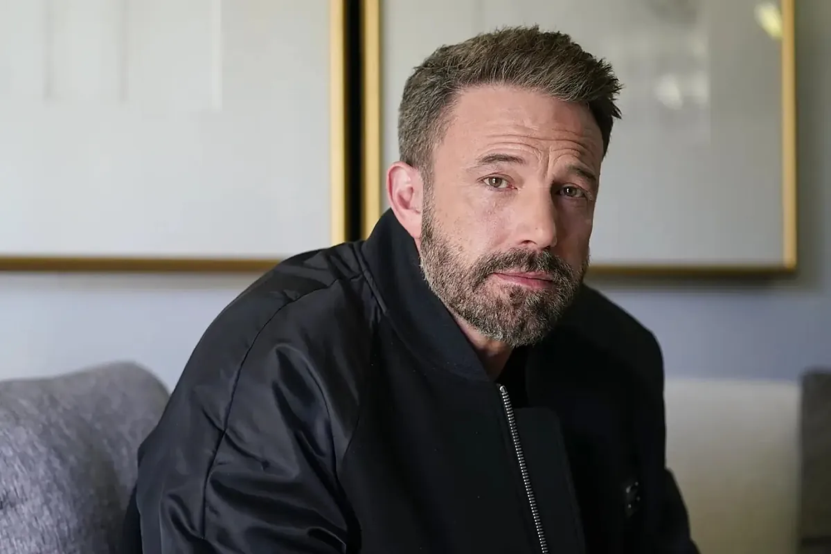 Ben Affleck Alone After JLo, Luna Kiss