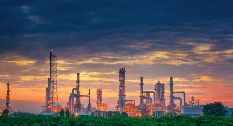 Halliburton Stock: Bearish Trend & Volume Surge