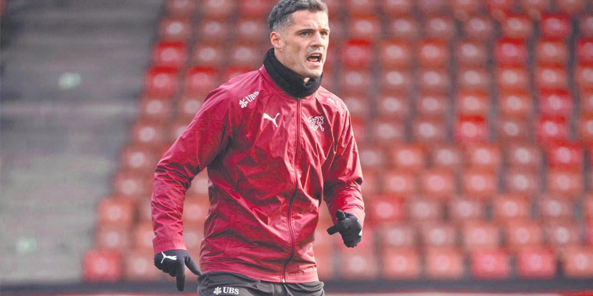 Mexican Team's European Rivals Face Global Shadow
